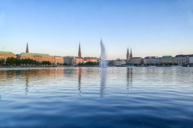Hamburg 'da belediye binası ve ufuk çizgisi olan Alster' ın iç yüzüne bakın.