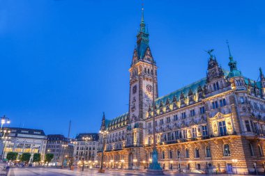 Hamburg 'da geceleyin aydınlatılmış tarihi belediye binası