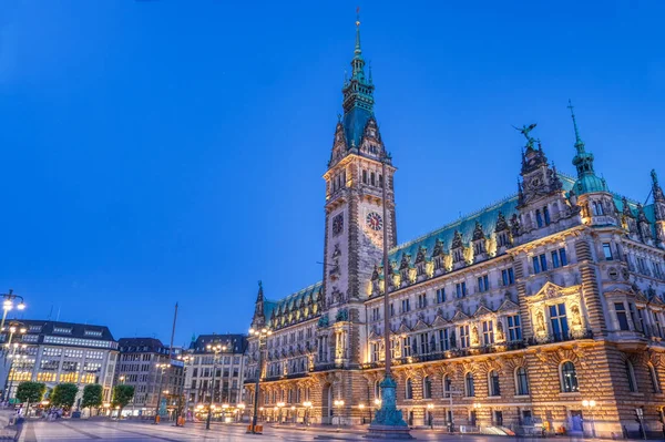 汉堡夜晚明亮的历史市政厅 — 图库照片