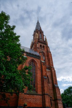 Schwerin şehir merkezindeki tarihi kilise kulesi.