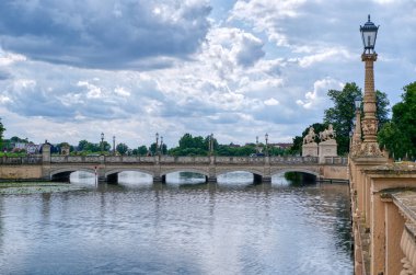 Schwerin 'deki tarihi şatonun köprüsü