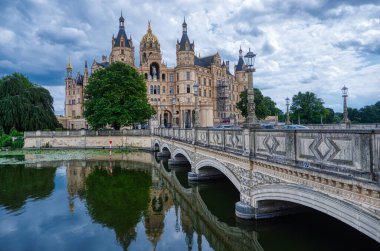 Schwerin 'deki tarihi şatoya köprü