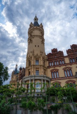 Schwerin 'deki tarihi şatoda bahçe ve kule