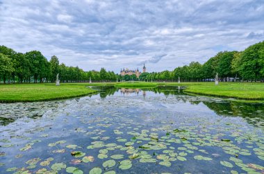 Kale parkındaki gölet ve Schwerin 'deki tarihi şatonun yansıması.