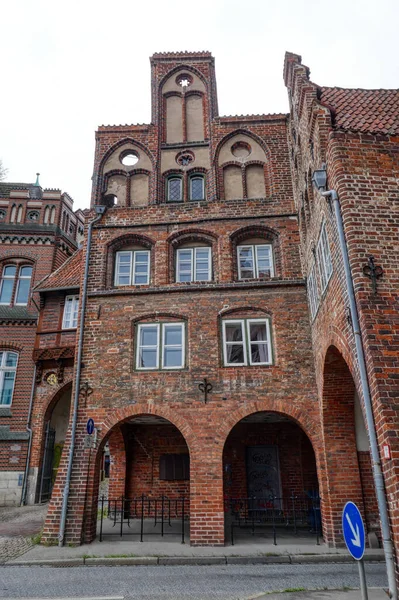 Historisches Backsteinhaus Burgtor Der Altstadt Von Lübeck — Stockfoto
