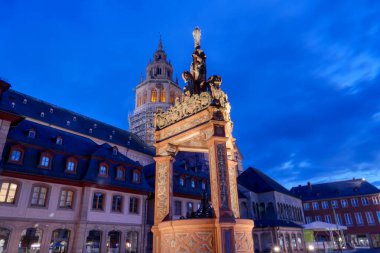 Geceleyin Mainz 'deki tarihi Rönesans Pazar Meydanı Çeşmesi