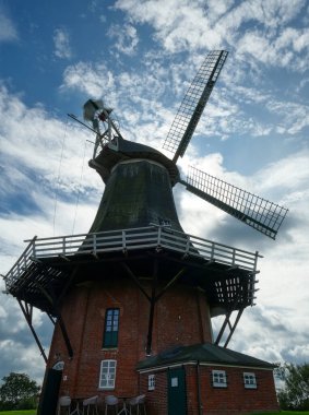 Greetsiel 'deki büyük tarihi yel değirmeni
