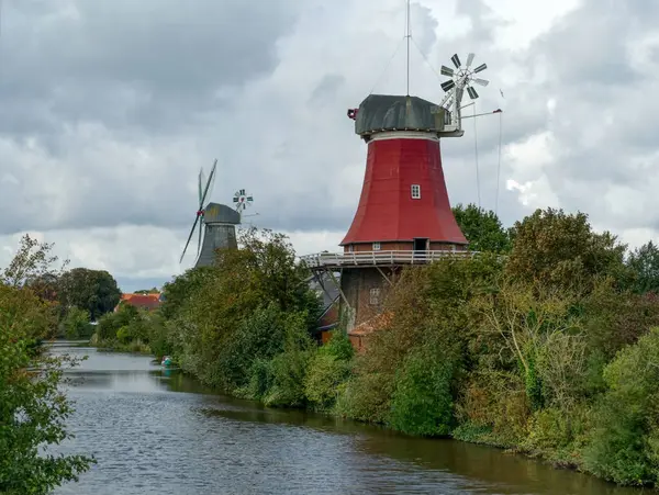 Zwei Alte Windmühlen Wasser Greetsiel Stockfoto