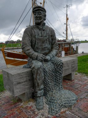 Greetsiel Limanı 'nda bir balıkçının heykeli