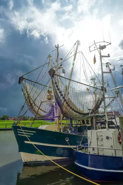 Greetsiel limanında iki eski balıkçı teknesi