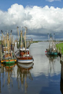 Greetsiel 'in balıkçı teknelerinin olduğu liman.