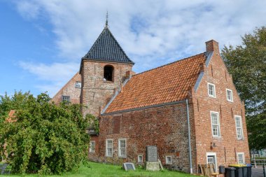 Greetsiel 'in tarihi merkezinde eski bir kilise.