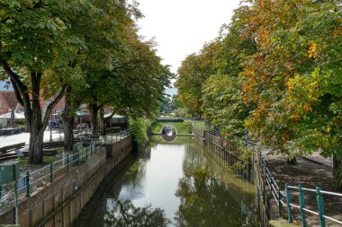 Greetsiel 'in tarihi merkezinde Kanal