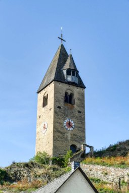 Kobern-Gondorf 'taki üzüm bağı ve tarihi kilise kulesi.