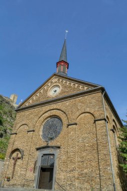 Kobern-Gondorf 'taki tarihi Katolik kilisesi.