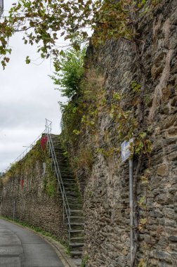 Oberwesel 'de Ren nehrinin kıyısındaki tarihi şehir duvarı
