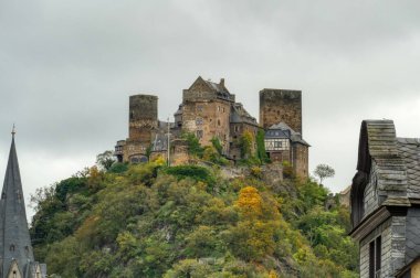 Ren nehrinin yanındaki Oberwesel 'deki tarihi şato.