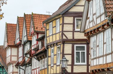 Celle 'deki tarihi renkli yarı keresteli evler ve çatılar