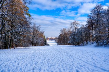 Kışın manzara ve Kassel Wilhelmshhe 'deki şato