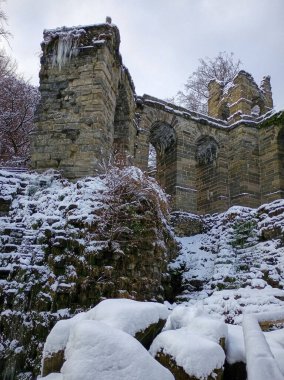 Kışın Kassel Wilhelmshhe, Bergpark 'ta su kemeri.