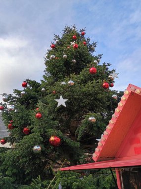 Noel ağacı ve Noel ağacı Noel pazarında takılar