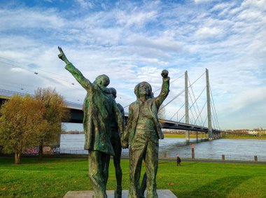 Düsseldorf 'taki Ren nehri ve köprünün oradaki anıt.