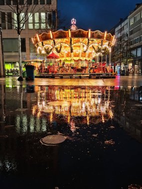 Düsseldorf 'taki Noel pazarında gece döner kavşak