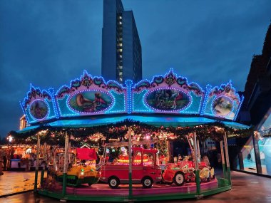 Çocuklar gece Düsseldorf 'taki Noel pazarında dönüyorlar.