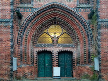 Luneburg 'daki tarihi bir kilisenin kapısı.