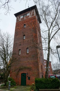 Luneburg 'daki değirmenin yanındaki tarihi kule.
