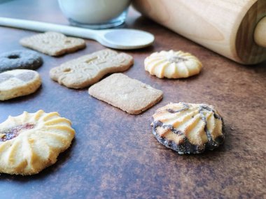 Merdaneli, kaşıklı ve unlu birkaç kurabiye.