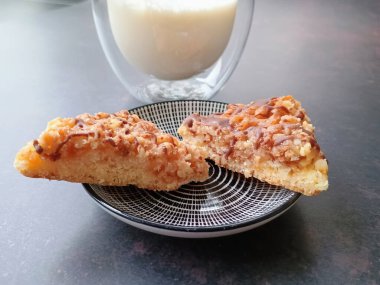 İki fındık üçgenli kurabiye ve bir bardak süt.