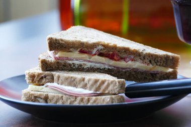 Jambonlu ve peynirli sandviç.