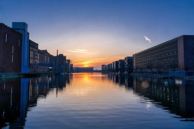 Gün batımında Duisburg Inner Harbour