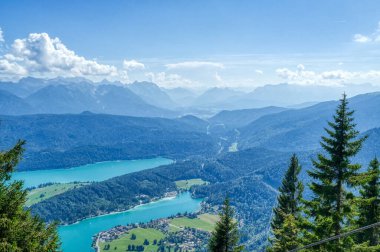 Walchensee Gölü ve Herzogstand 'ın Alpleri manzarası