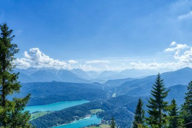 Alplere ve Walchensee Gölü 'ne bakın.