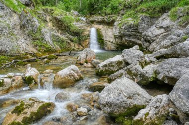 Bavyera 'daki Farchant' da kaya ve dereli Kuhflucht şelalesi
