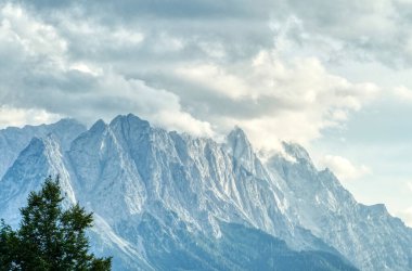 Bavyera 'daki Farchant yakınlarındaki Alplere bak