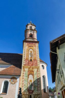 Mittenwald 'ın tarihi merkezinde Bavyera' da binalar ve kilise