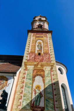 Mittenwald 'ın tarihi merkezinde kilise Bavyera' da