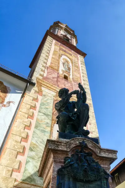 Bavyera 'daki Mittenwald' ın tarihi merkezindeki kilise ve anıt