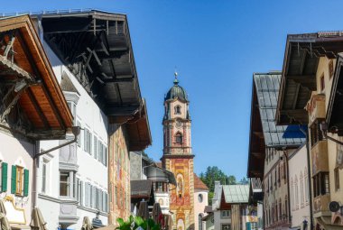 Bavyera 'da Mittenwald' ın tarihi merkezindeki eski sokak ve kilise