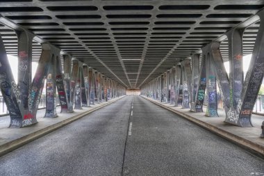 Hamburg 'daki Oberhafen köprüsünde.