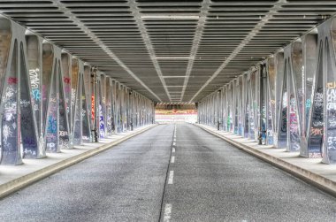 Hamburg 'daki Oberhafen köprüsüne bakın.