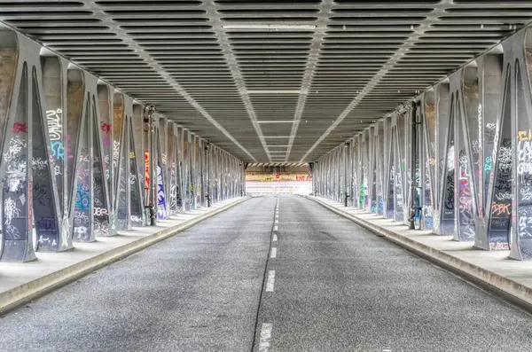 Hamburg 'daki Oberhafen köprüsüne bakın.