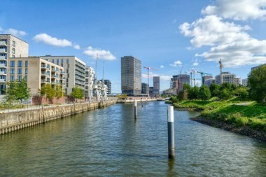 Hamburg 'daki Hafencity' de modern mimari ve inşaat alanları