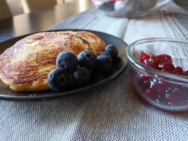 Yaban mersinli limonlu krep.