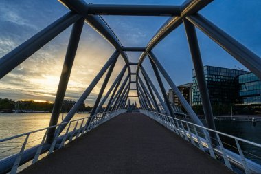 Gün batımında Amsterdam 'ın limanına ve tarihi merkezine bakın.