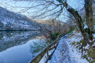 Kışın Heimbach, Eifel bölgesindeki Rur havzasında çitlerle yürüyüş.