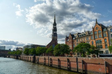 Hamburg kıyısındaki tarihi mimari ve kilise.